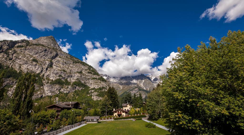 Hotel Lo Scoiattolo Courmayeur Esterno foto