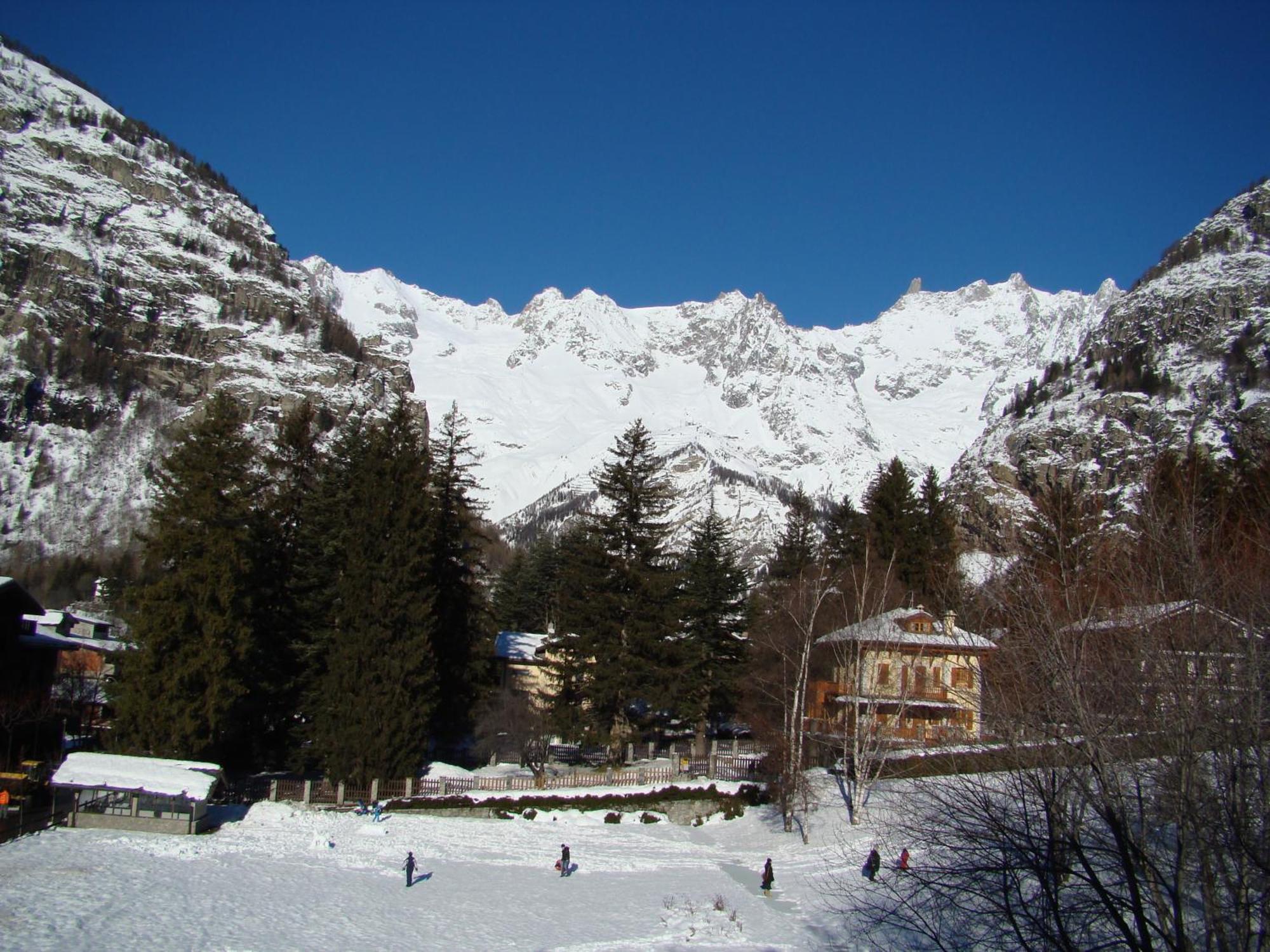 Hotel Lo Scoiattolo Courmayeur Esterno foto
