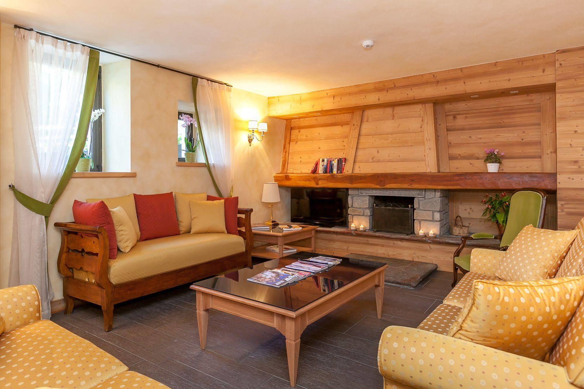 Hotel Lo Scoiattolo Courmayeur Esterno foto