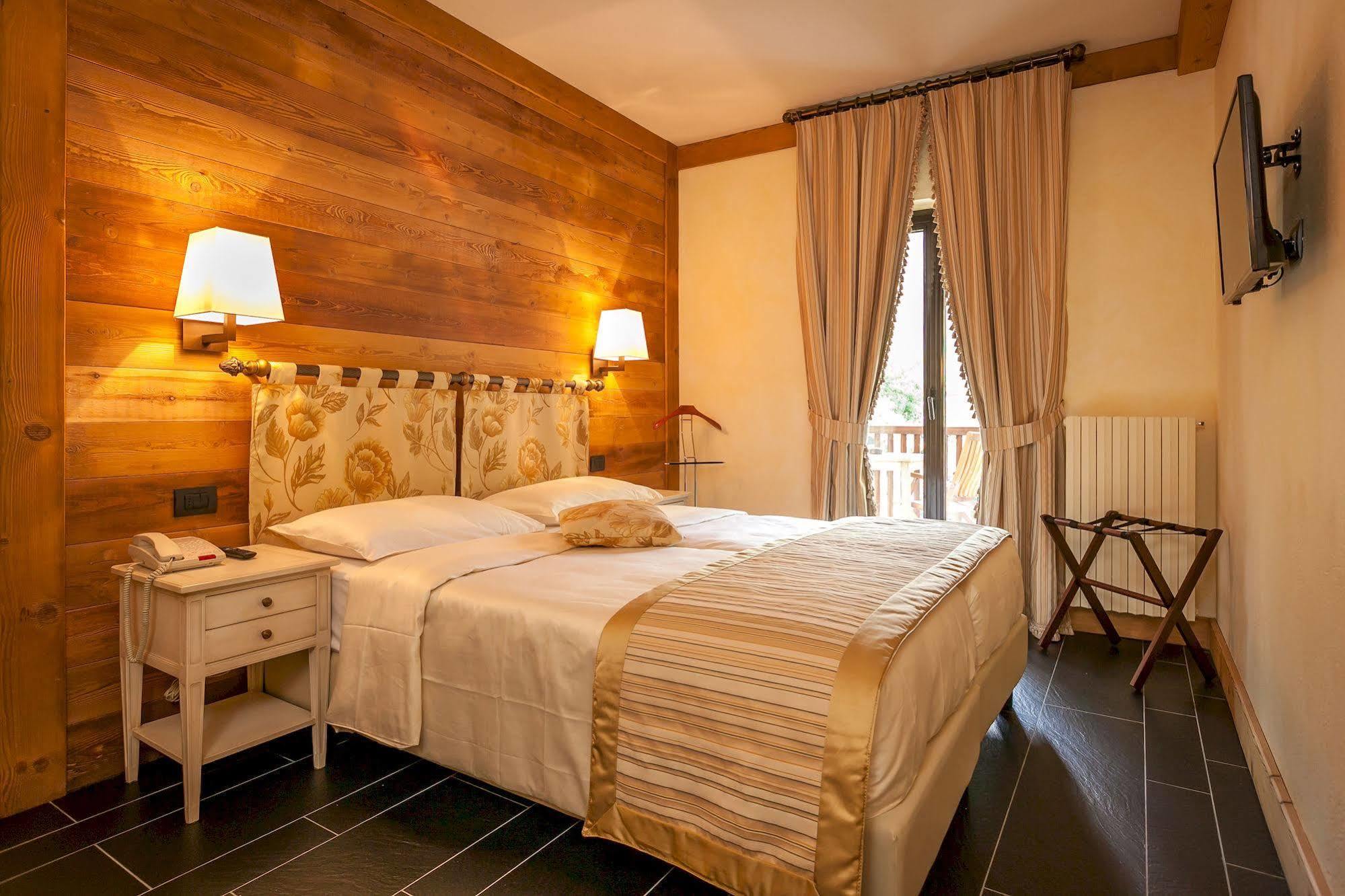 Hotel Lo Scoiattolo Courmayeur Esterno foto