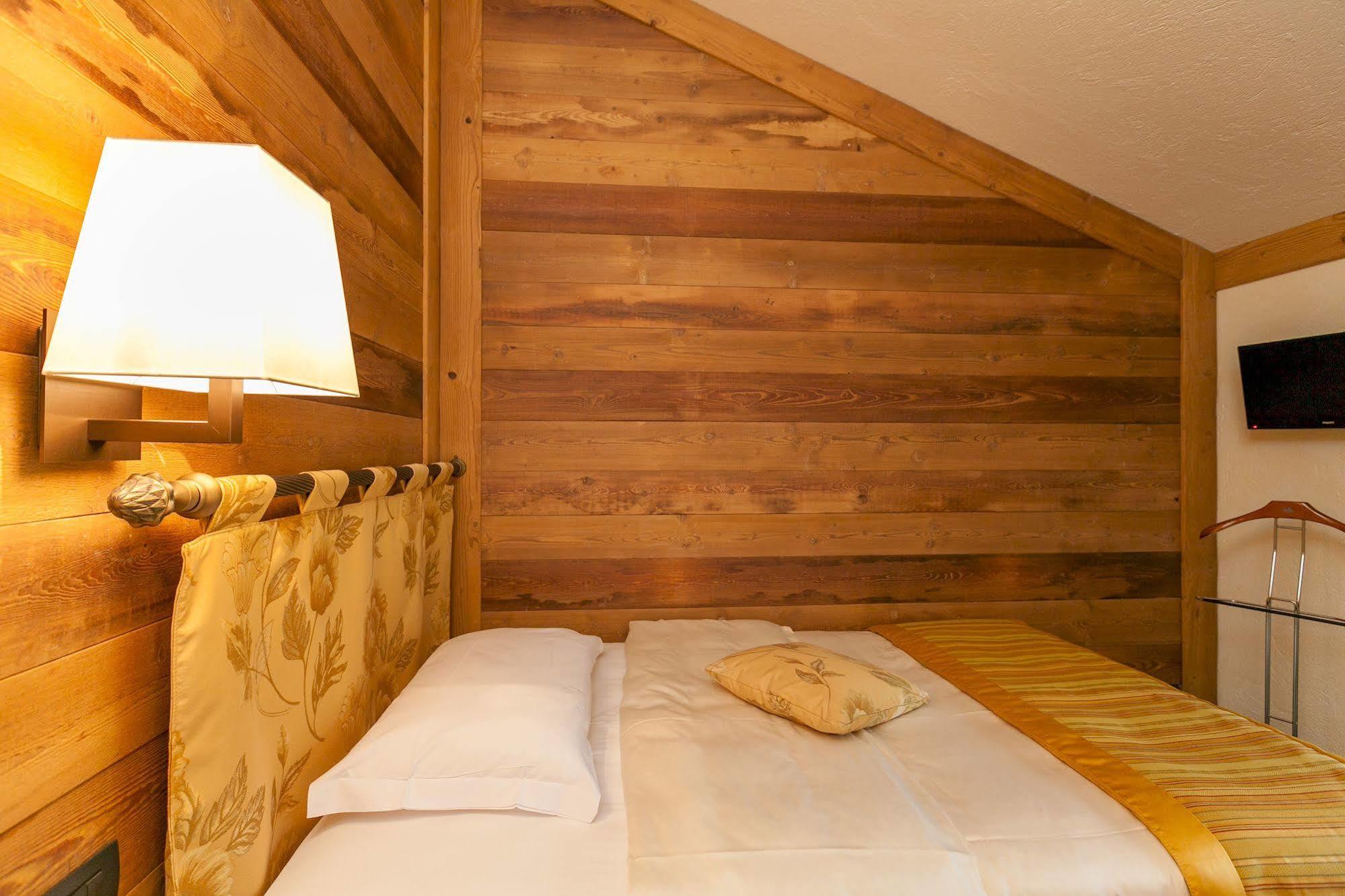 Hotel Lo Scoiattolo Courmayeur Esterno foto